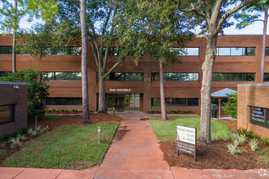 7948 Baymeadows Way, Jacksonville, FL à louer - Photo de l’immeuble – Image 2 sur 28