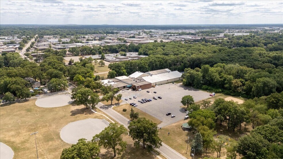 14255 Stark Rd, Livonia, MI à louer - Photo de l’immeuble – Image 2 sur 8
