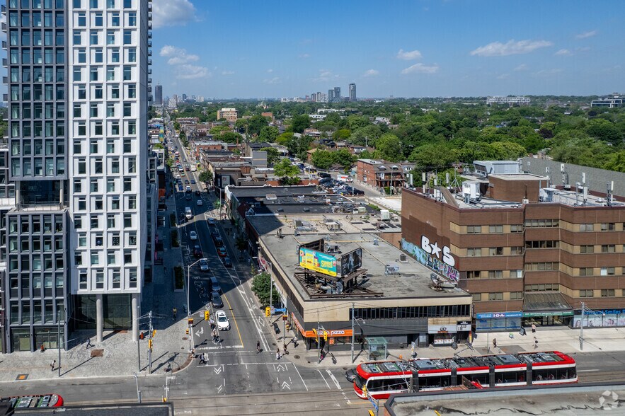 584 Bloor St W, Toronto, ON à louer - Aérien – Image 2 sur 16