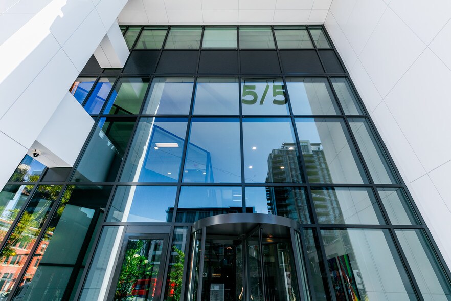 550 11th Ave SW, Calgary, AB à louer - Photo de l’immeuble – Image 3 sur 8