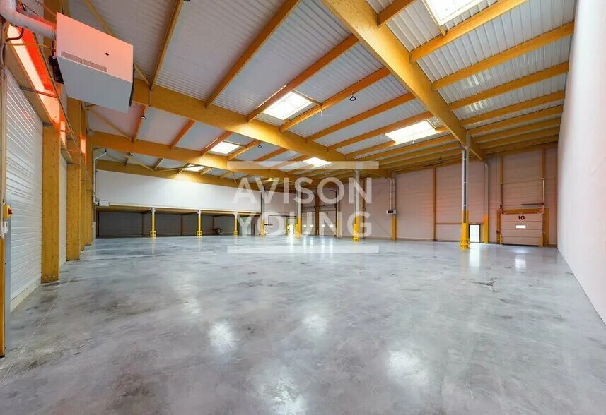 Local d’activités dans Brie-Comte-Robert à louer - Photo de l’immeuble – Image 2 sur 3