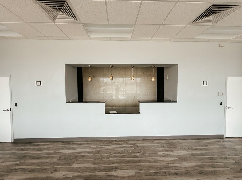 7701 W Hillsborough Ave, Tampa, FL à louer - Photo principale – Image 1 sur 8