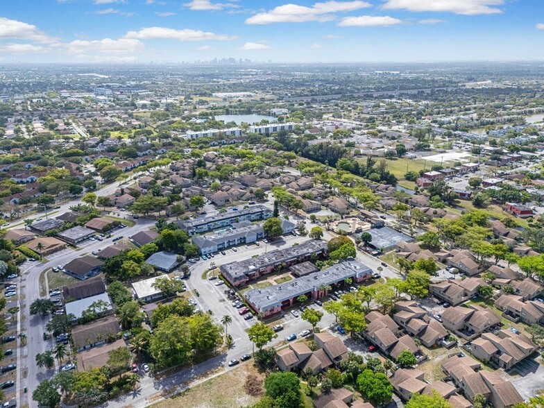 2221 NW 58th Ave, Lauderhill, FL à vendre - Photo de l’immeuble – Image 2 sur 40