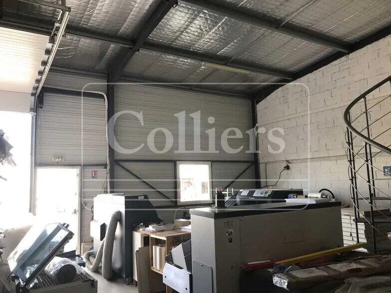 Bureau dans LA ROQUE-D'ANTHERON à louer - Photo intérieure – Image 3 sur 8