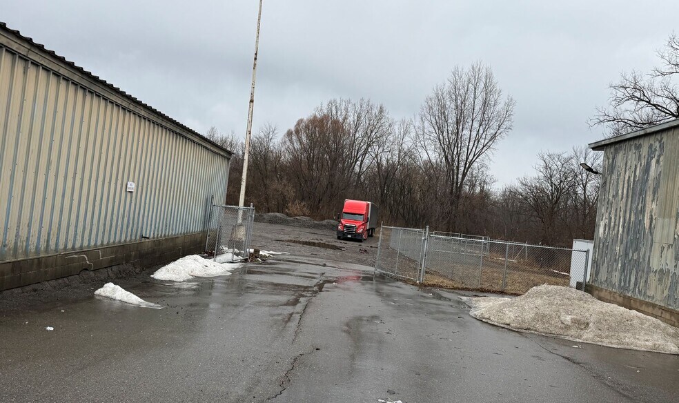 15-30 N Saginaw Rd Lapeer Industrial portefeuille de 2 biens à vendre sur LoopNet.fr - Photo principale – Image 2 sur 2