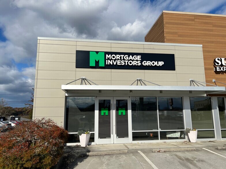 6601 Kingston Pike, Knoxville, TN à louer - Photo de l’immeuble – Image 3 sur 15