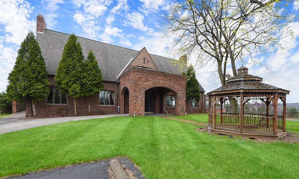 1300 Lane Ave, Natrona Heights, PA à vendre - Photo de l’immeuble – Image 3 sur 48