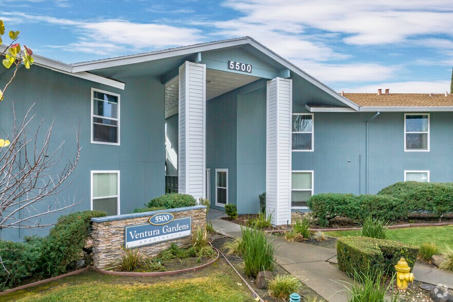 5500 Foothill Gardens Ct, Sacramento, CA à vendre - Photo de l’immeuble – Image 2 sur 23