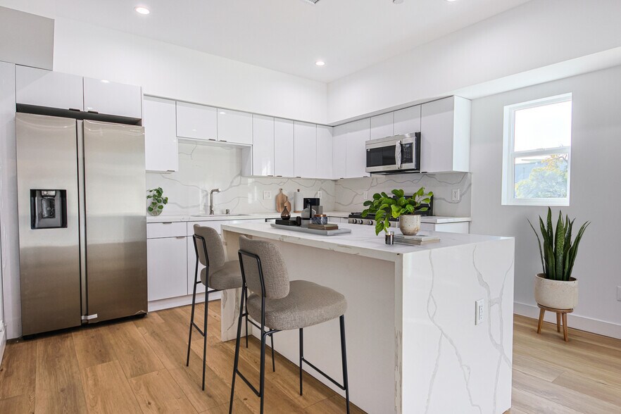 954 Kingsley Dr, Los Angeles, CA à vendre - Photo de l’immeuble – Image 2 sur 52