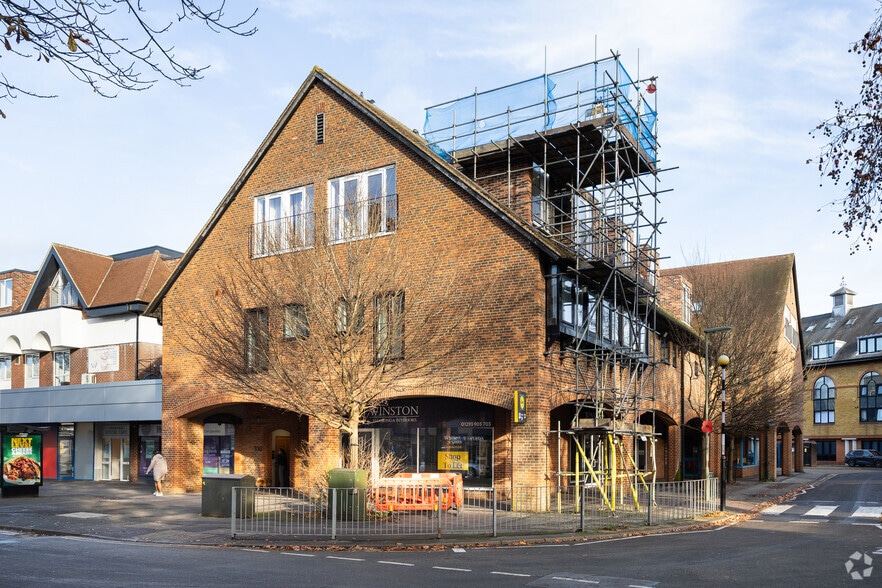 96 Victoria Rd, Horley à louer - Photo principale – Image 1 sur 2