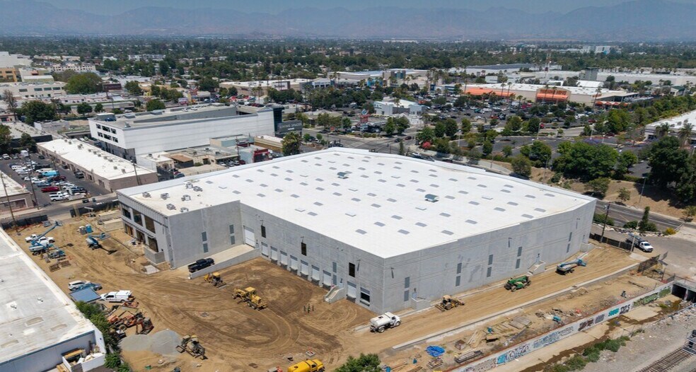 7815 Van Nuys Blvd, Panorama City, CA à louer - Photo de la construction – Image 1 sur 7