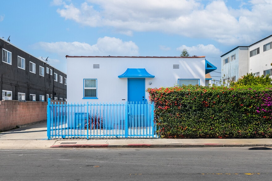 2243-2245 S Ridgeley Dr, Los Angeles, CA à vendre - Photo principale – Image 1 sur 19