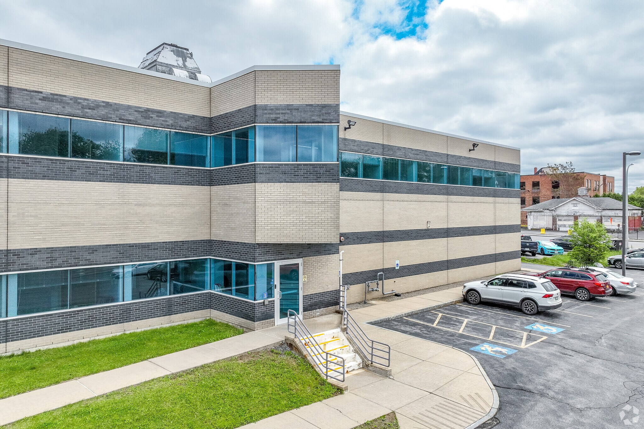 572 S Salina St, Syracuse, NY à louer Photo de l’immeuble– Image 1 sur 18