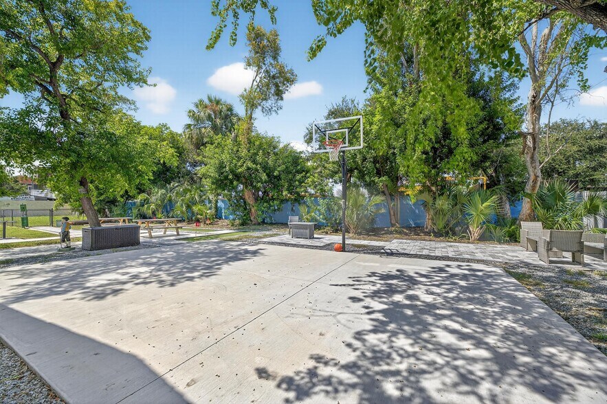 4513 W McElroy Ave, Tampa, FL à vendre - Photo de l’immeuble – Image 3 sur 49