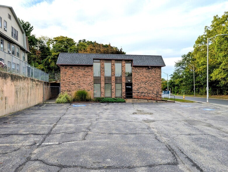 109 Watertown Ave, Waterbury, CT à vendre - Photo principale – Image 1 sur 2
