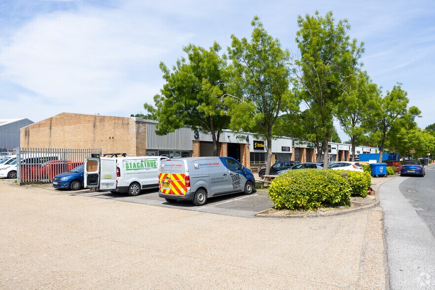 Fleming Way, Crawley à louer - Photo principale – Image 1 sur 3