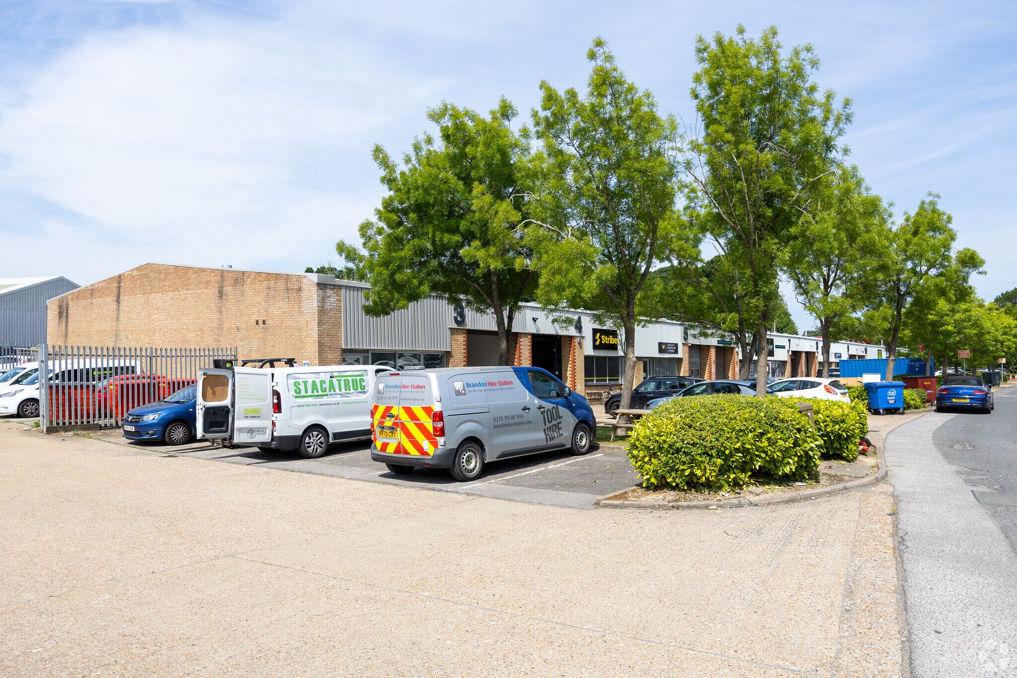 Fleming Way, Crawley à louer Photo principale– Image 1 sur 4