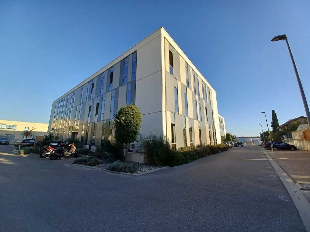 12 Rue Pascal Xavier Coste, Marseille à louer Photo de l’immeuble– Image 1 sur 16