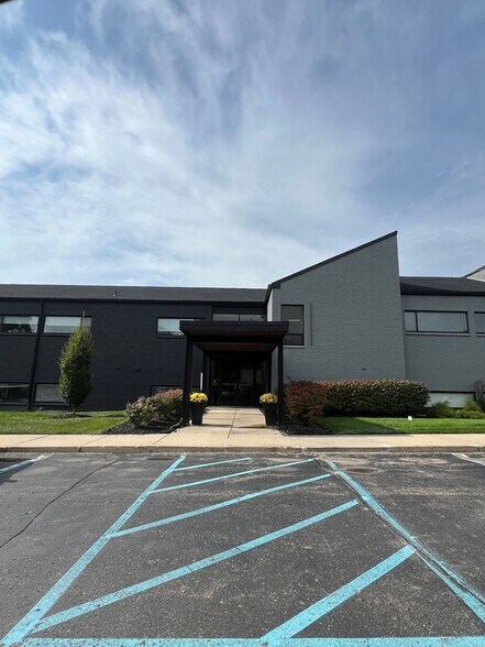 43700 Woodward Ave, Bloomfield Hills, MI à louer - Photo principale – Image 1 sur 9
