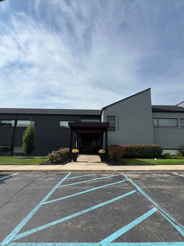 43700 Woodward Ave, Bloomfield Hills, MI à louer Photo principale– Image 1 sur 10