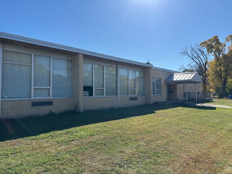 670 Main Ave, De Pere, WI à louer - Photo de l’immeuble – Image 2 sur 21