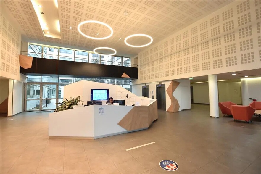 Bureau dans Saint-Denis à louer - Photo de l’immeuble – Image 2 sur 8