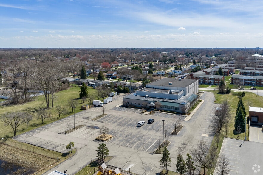 8220 Irving Rd, Sterling Heights, MI à vendre - Aérien – Image 3 sur 5
