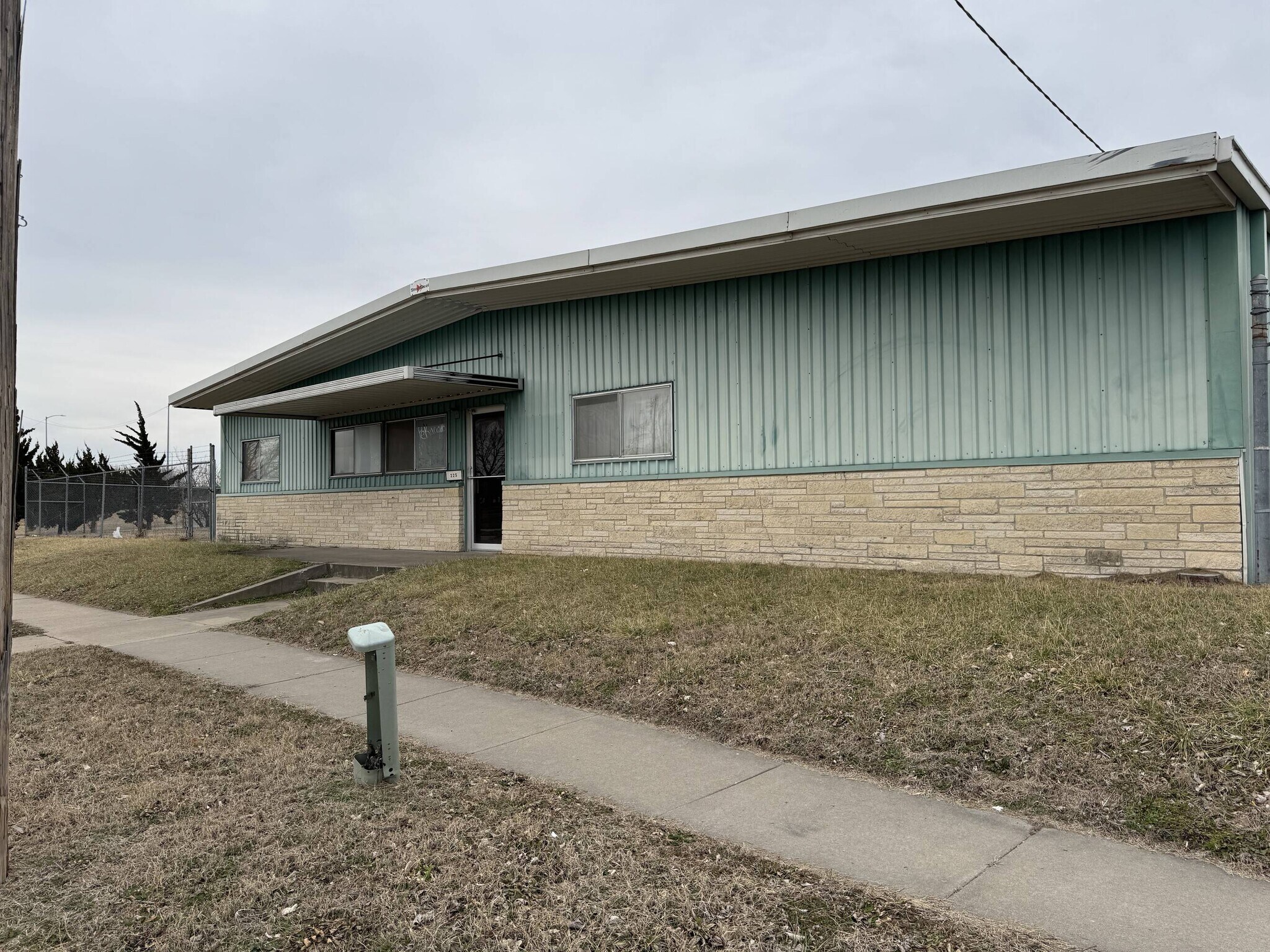 225 NW Curtis St, Topeka, KS à vendre Photo principale– Image 1 sur 17