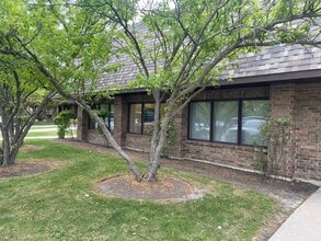 28045 N Ashley Cir, Libertyville, IL à louer Photo de l’immeuble– Image 2 sur 16