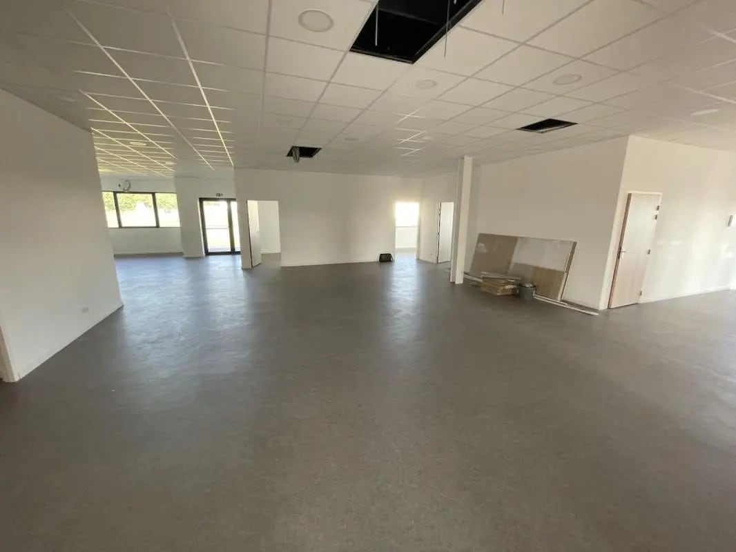 Bureau dans Saint-Jean-du-Cardonnay à louer Photo de l’immeuble– Image 1 sur 4