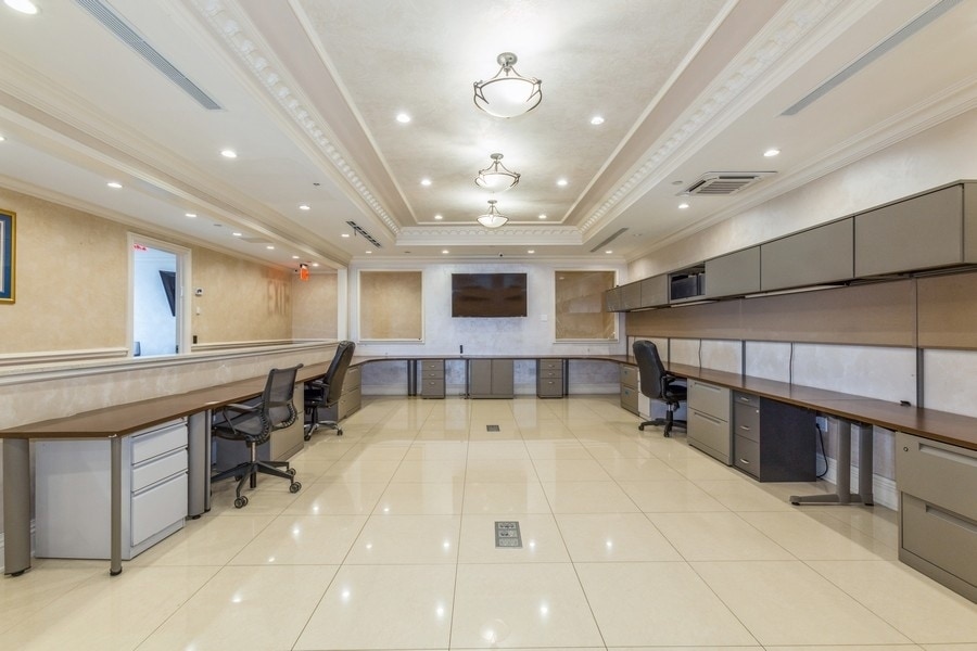 215-15 Northern Blvd, Bayside, NY à louer Photo intérieure– Image 1 sur 8