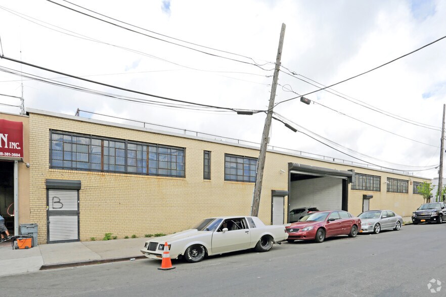 59-48 55th St, Maspeth, NY à vendre - Photo de l’immeuble – Image 3 sur 18
