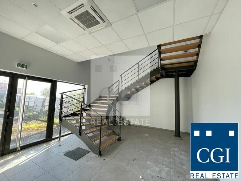 Local d’activités dans La Terrasse à louer - Photo de l’immeuble – Image 2 sur 4