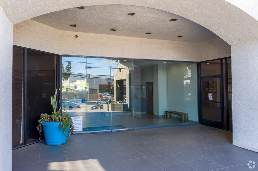 15451 San Fernando Mission Blvd, Mission Hills, CA à vendre - Photo de l’immeuble – Image 3 sur 11