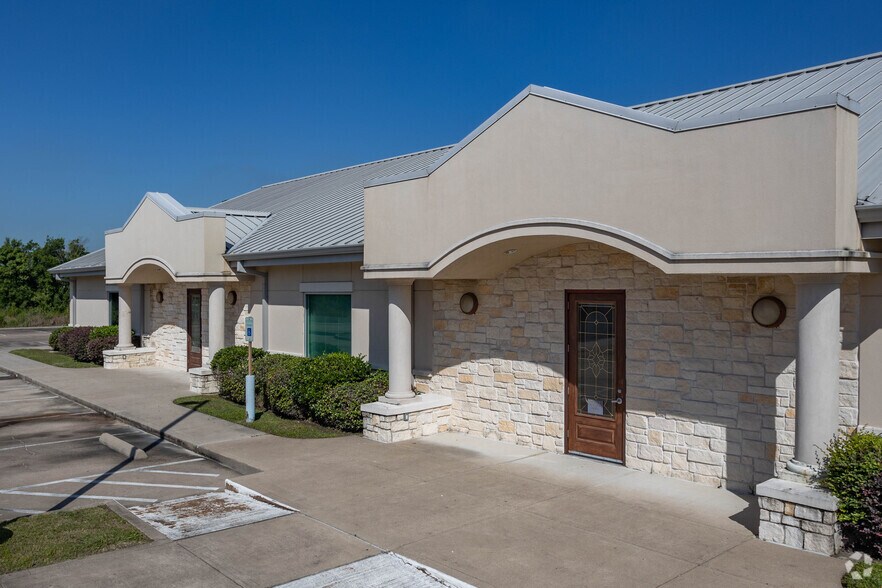 1650 E Winding Way Dr, Friendswood, TX à louer - Photo de l’immeuble – Image 2 sur 5