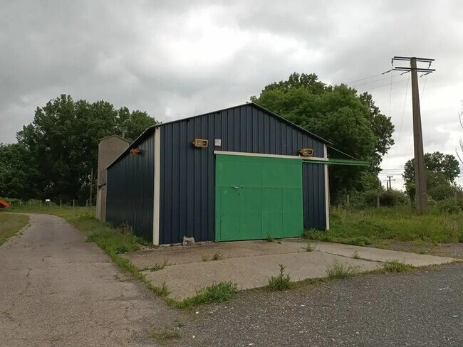 Plus de détails pour Local d'activités à louer