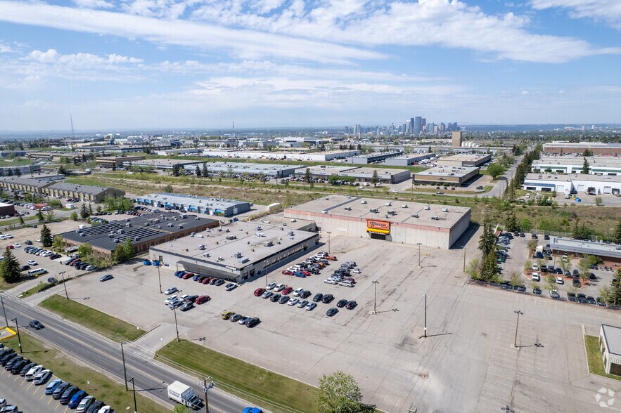 1107 33 St NE, Calgary, AB à vendre - Aérien – Image 2 sur 3