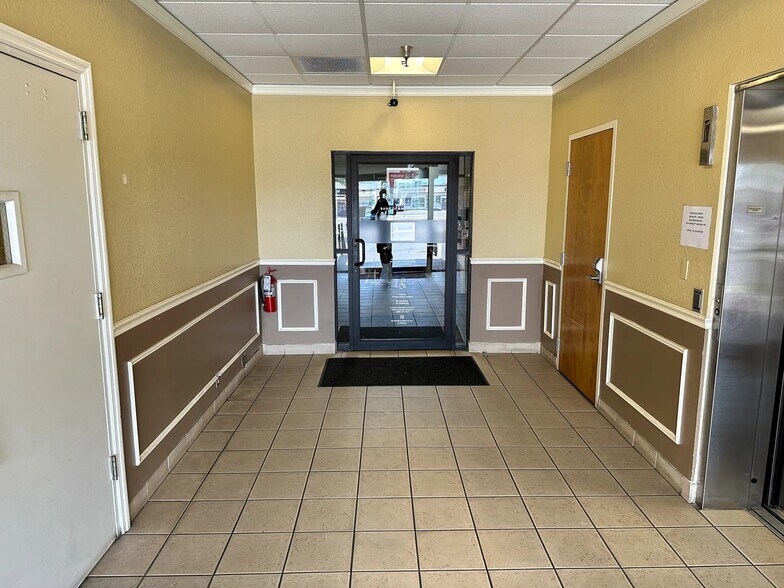 2600 E Bay Dr, Largo, FL à vendre - Photo intérieure – Image 3 sur 9