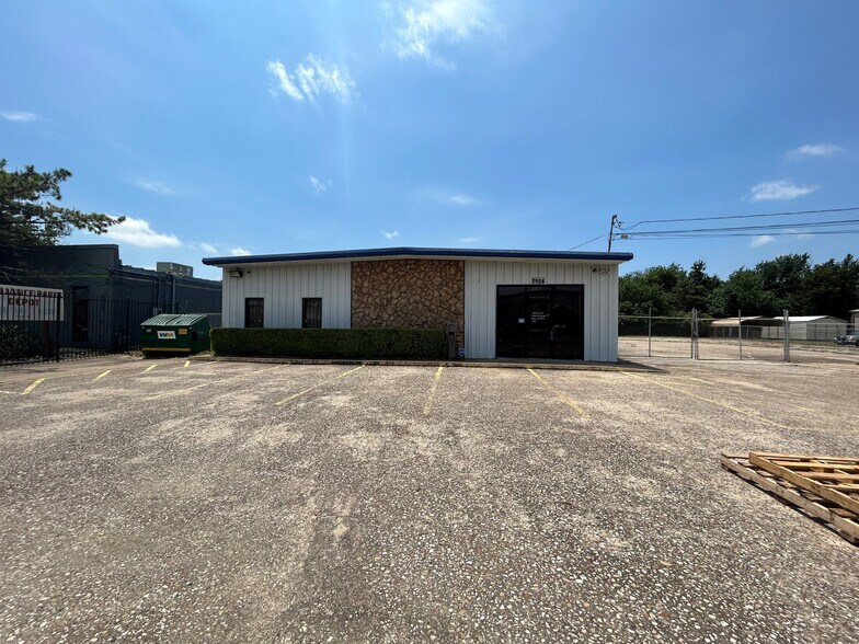 7924 Carr St, Dallas, TX à louer - Photo de l’immeuble – Image 3 sur 11