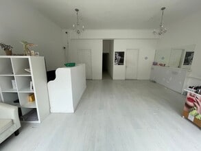 205-217 Amesbury Ave, Londres à louer Photo intérieure– Image 2 sur 2