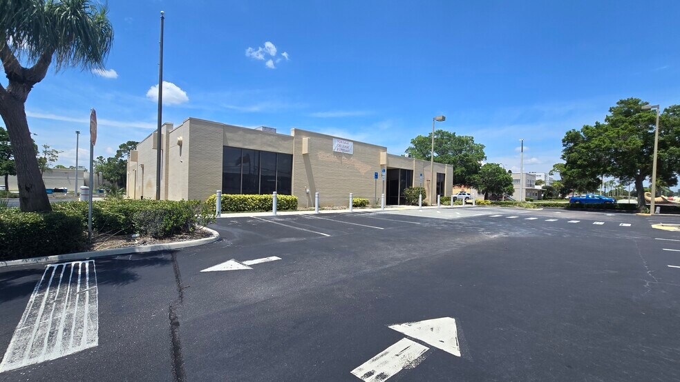 8181 54th Ave N, Saint Petersburg, FL à louer - Photo de l’immeuble – Image 2 sur 9