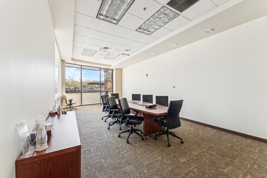 7499 E Paradise Ln, Scottsdale, AZ à louer - Photo de l’immeuble – Image 3 sur 15