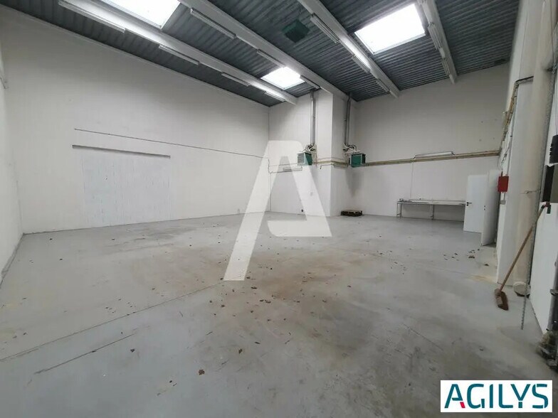 Local d’activités dans Champs-sur-Marne à louer - Photo de l’immeuble – Image 3 sur 10