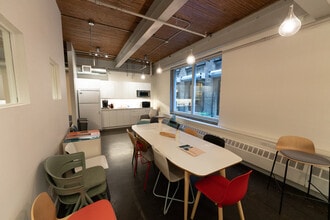 219 Dufferin St, Toronto, ON à louer Photo de l’immeuble– Image 2 sur 7