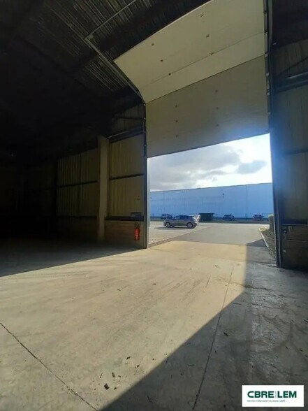 Local d’activités dans Mondeville à louer - Photo de l’immeuble – Image 3 sur 8