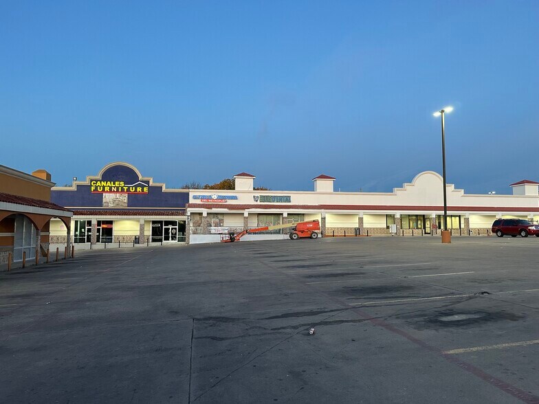 2721-2765 Tx-183, Fort Worth, TX à louer - Photo de l’immeuble – Image 2 sur 6