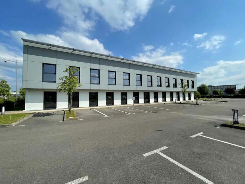 Bureau dans Lacroix-Saint-Ouen à louer - Photo de l’immeuble – Image 1 sur 7