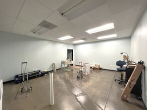 18025 Sky Park Cir, Irvine, CA à louer Photo de l’immeuble– Image 2 sur 3
