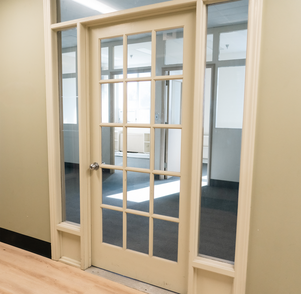 605 James St N, Hamilton, ON à louer - Hall d’entrée – Image 2 sur 11