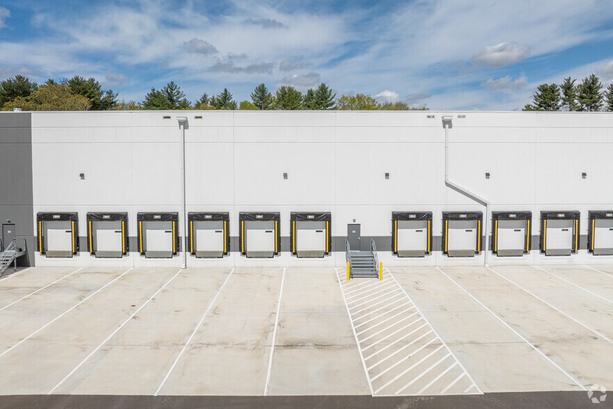 40 Commerce Way, Tewksbury, MA à louer - Photo de l’immeuble – Image 3 sur 5